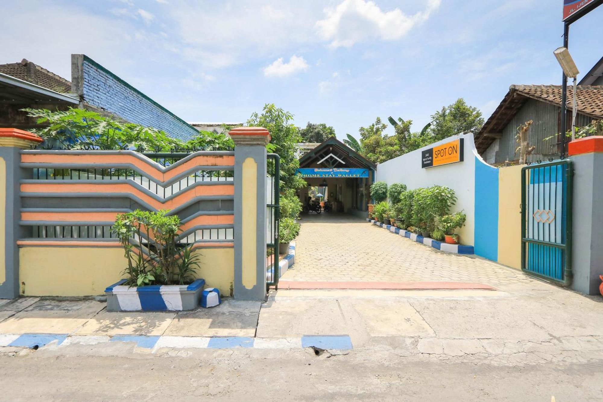 Oyo 2440 Wallet Family Residence Syariah Lumajang Esterno foto