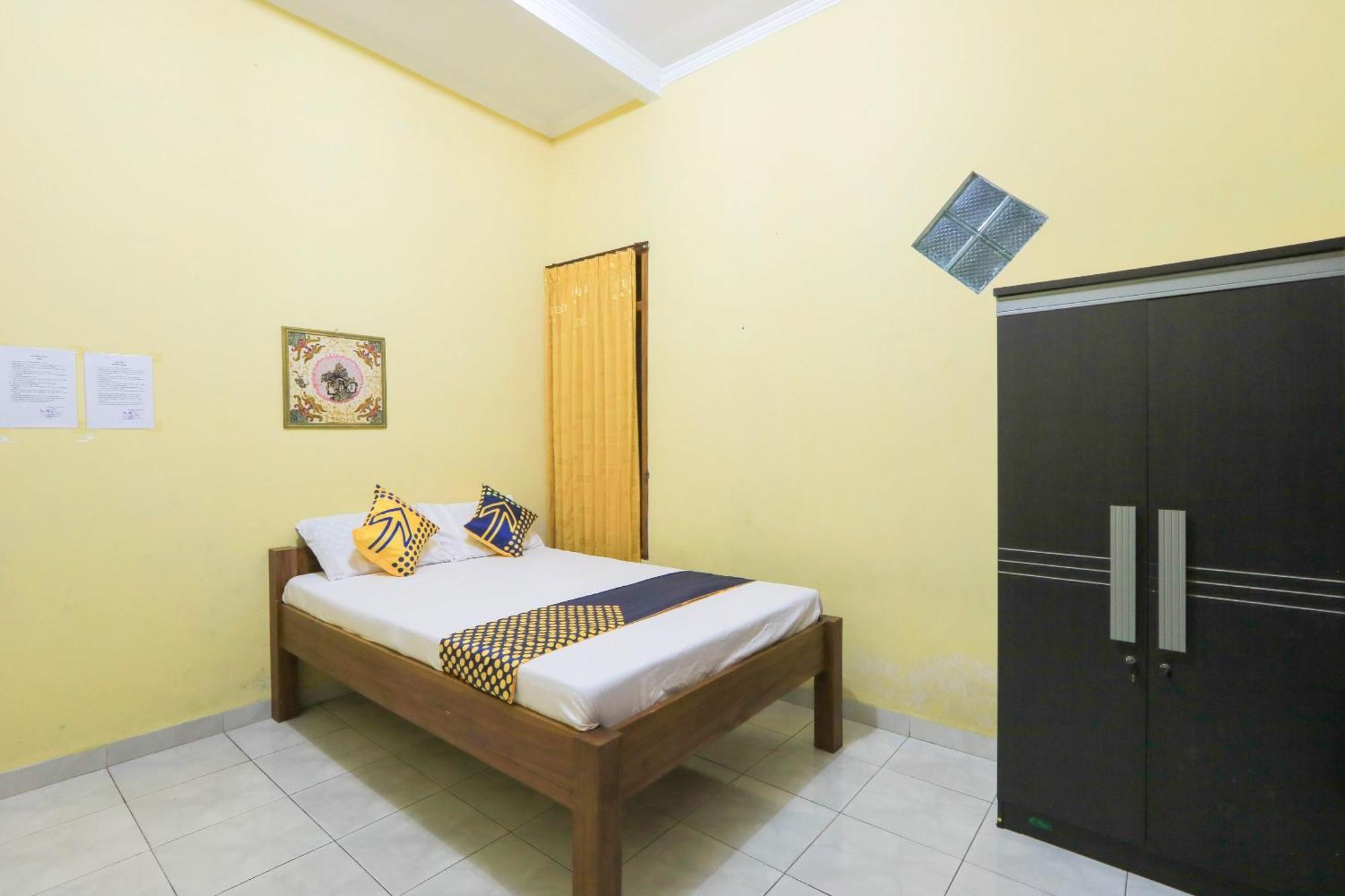Oyo 2440 Wallet Family Residence Syariah Lumajang Esterno foto