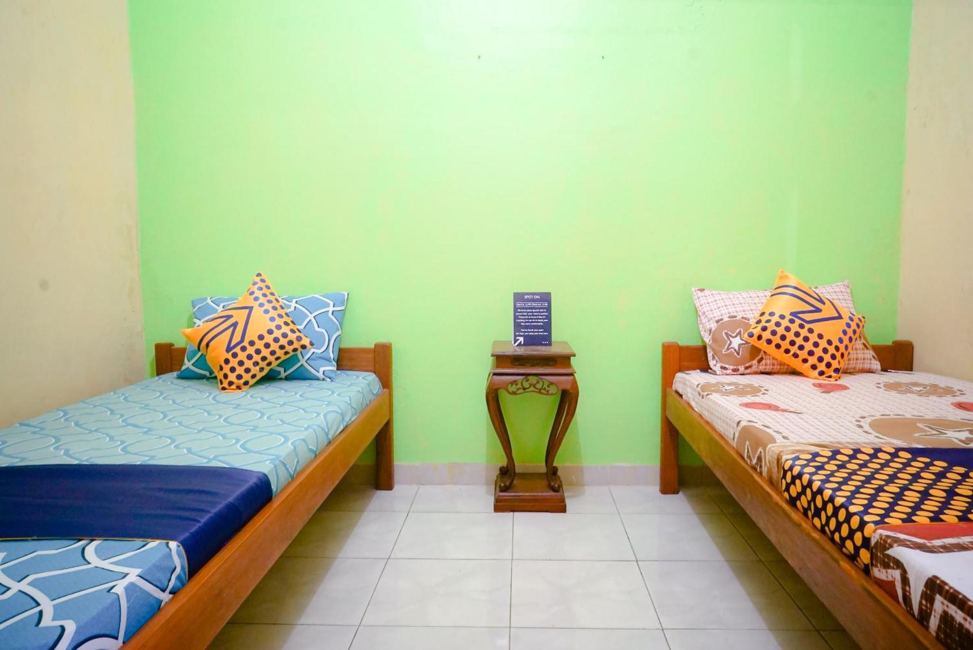 Oyo 2440 Wallet Family Residence Syariah Lumajang Esterno foto