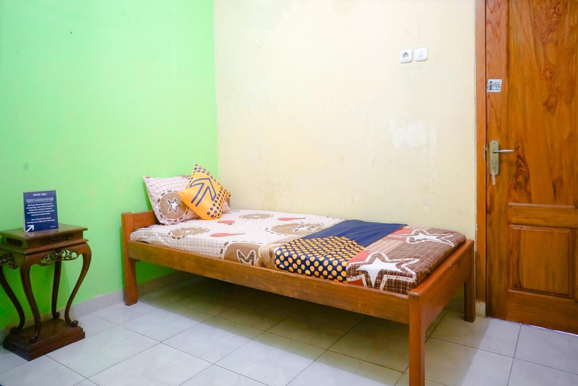 Oyo 2440 Wallet Family Residence Syariah Lumajang Esterno foto