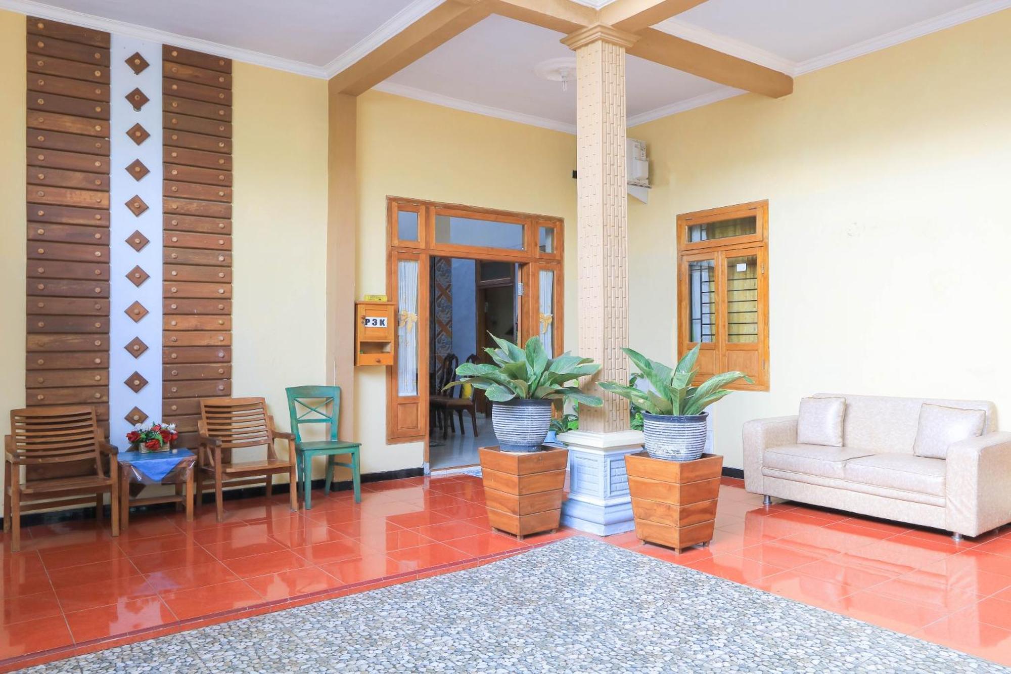 Oyo 2440 Wallet Family Residence Syariah Lumajang Esterno foto