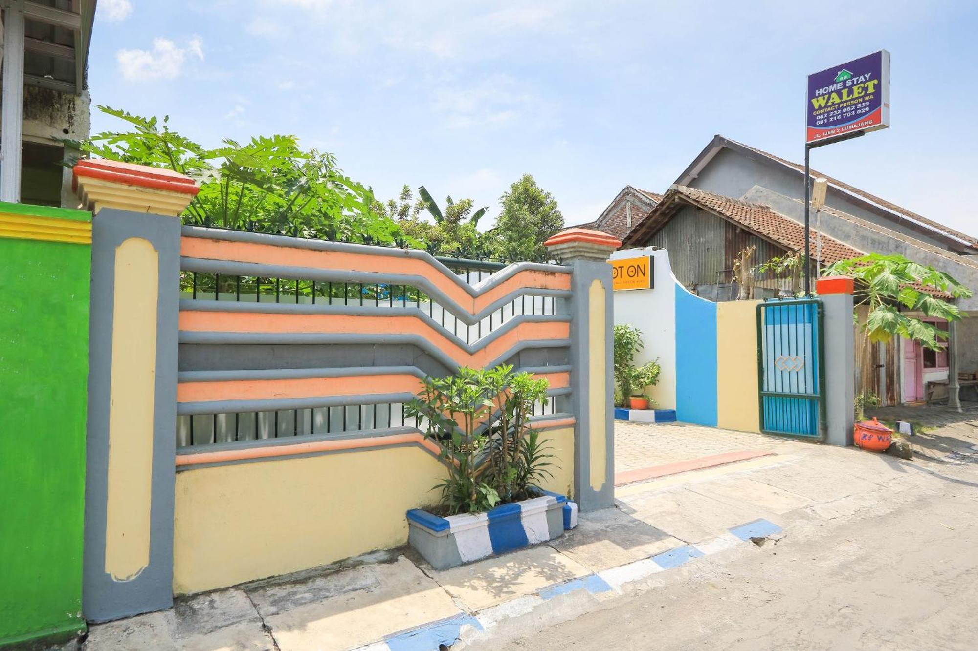 Oyo 2440 Wallet Family Residence Syariah Lumajang Esterno foto